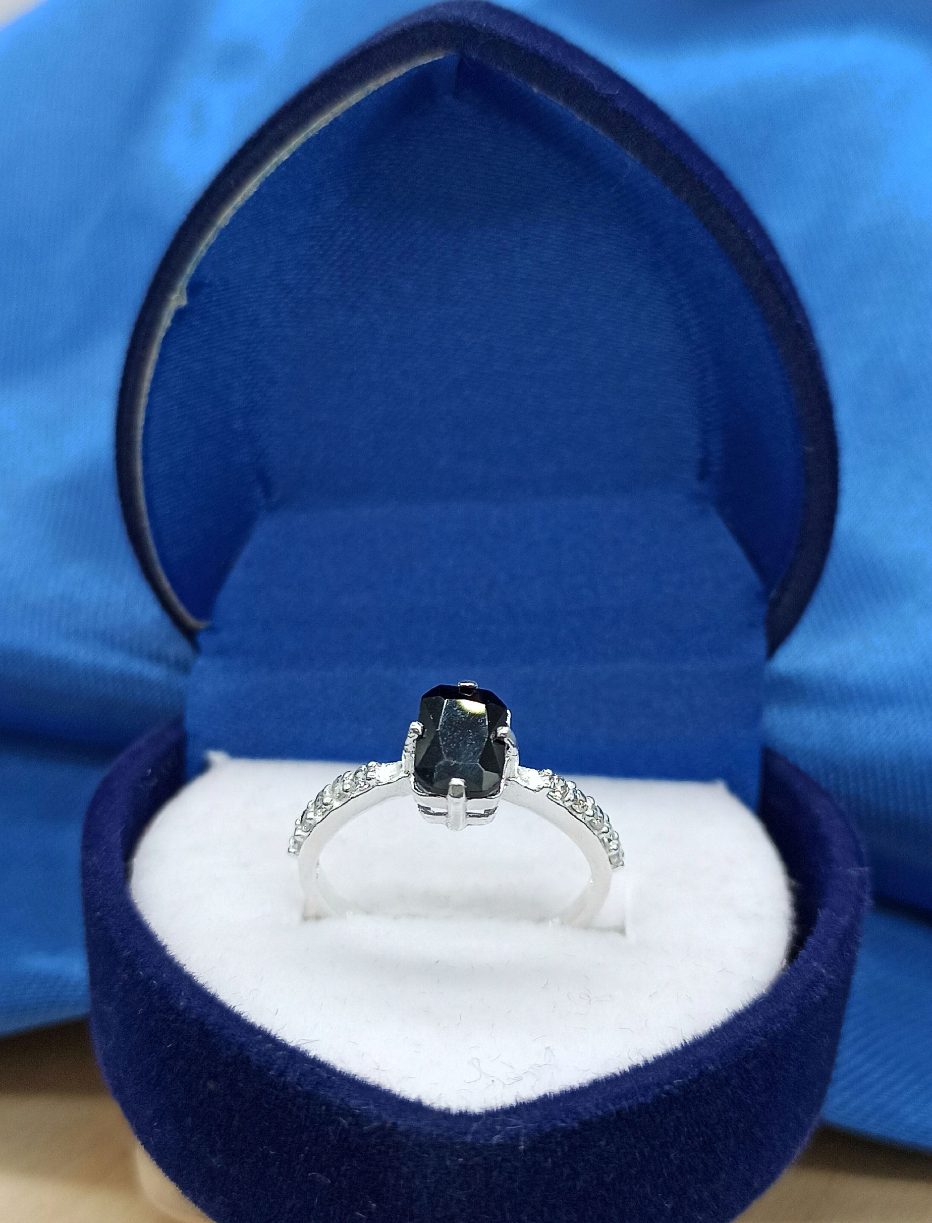 Anillo de perla negra con circonias blancas GRE&MAR