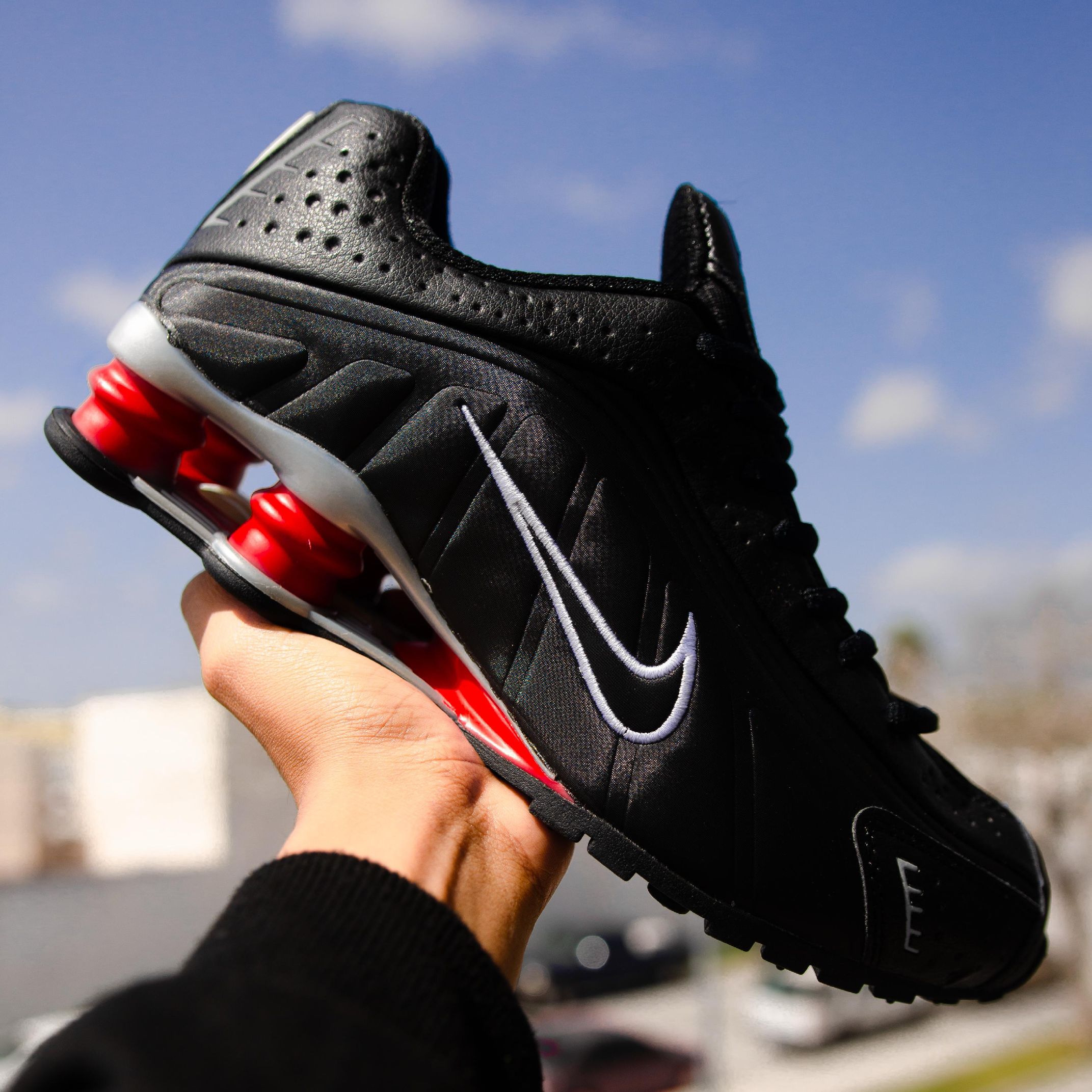 shox R4 b/r/w STRIDE SNEAKERS