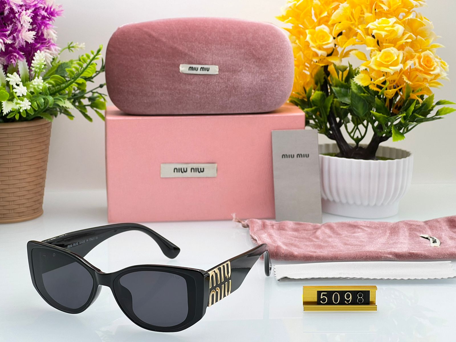 Niw sunglasses with original box FAIRDEALMOBILES: Importer