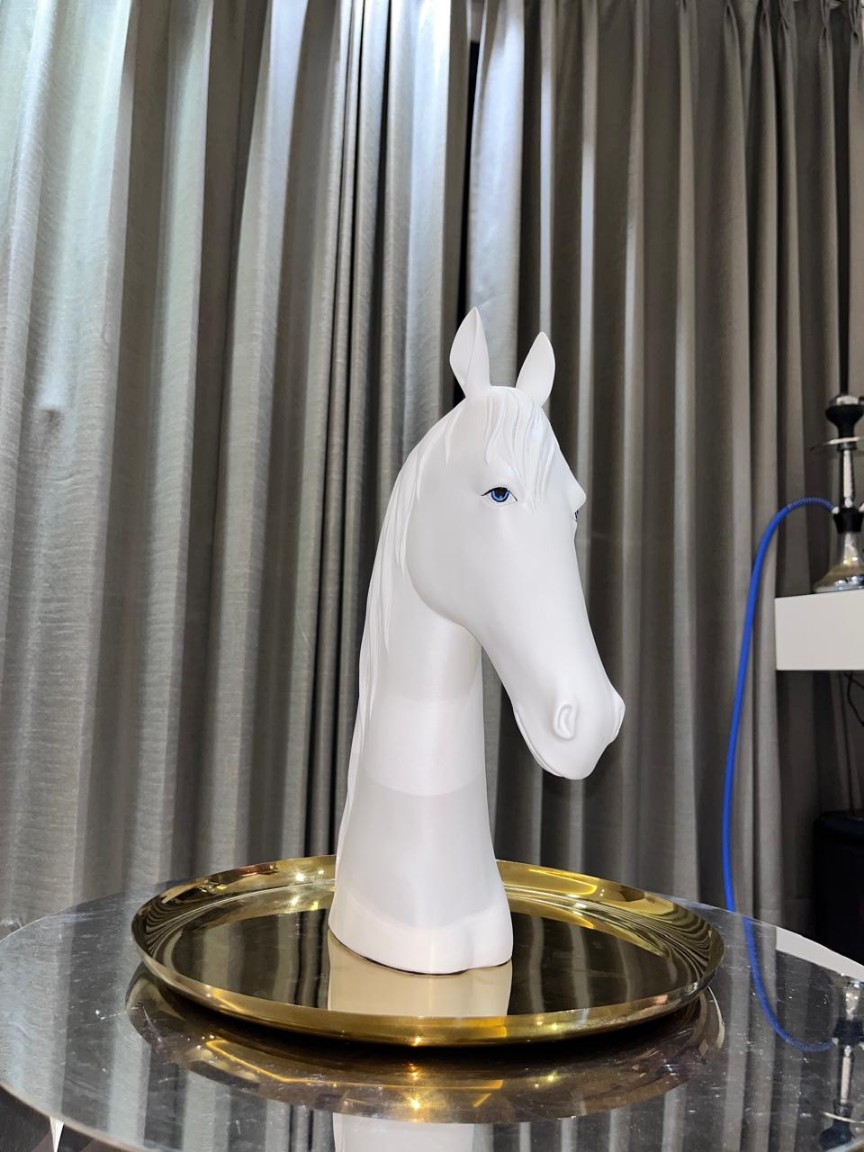 kawsのシンガポールバージョン。 Kaws Sculpture and Controller holder | Kamal Enterprises